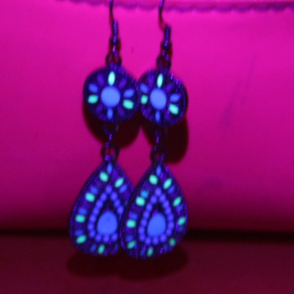 ☆Glow in the Dark☆ Vintage Enamel Drop Earrings - Picture 3 of 4